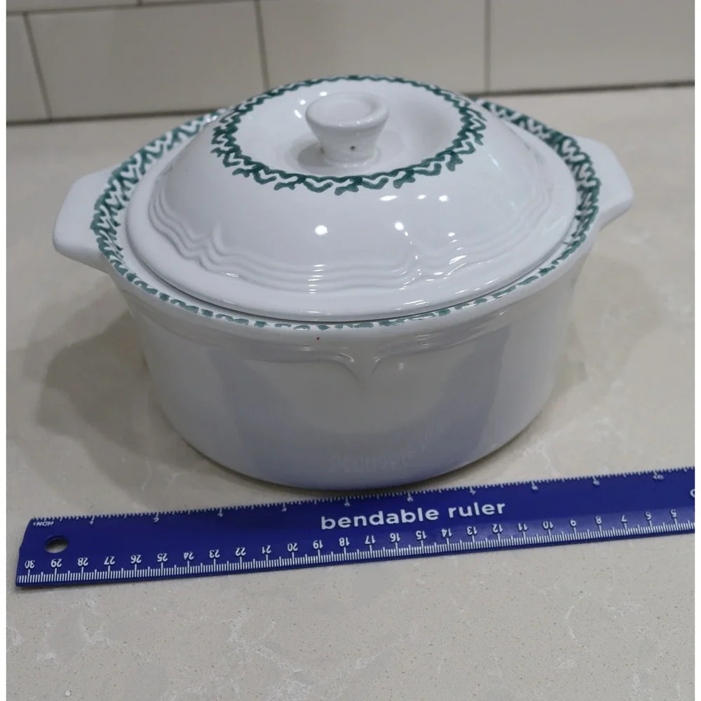 Tienshan Stoneware 2 Quart Round Casserole Dish with Lid Green Heart White